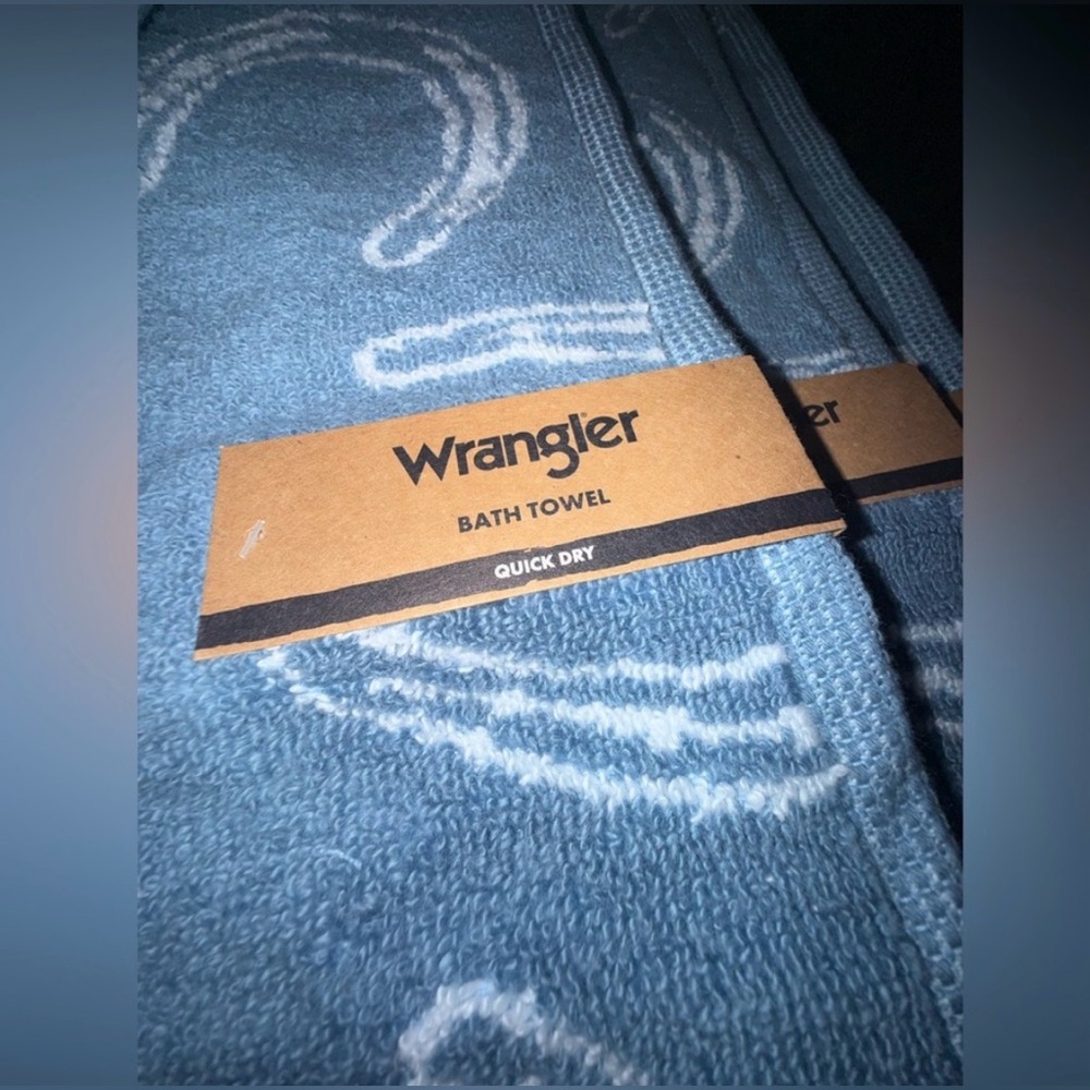 NEW WRANGLER REVERSIBLE
BLUE WHITE HORSESHOE PRINT BATH TOWEL 28x52 Quick Dry - Picture 4 of 10